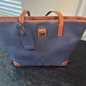 ❤️Dooney and Bourke hand bag